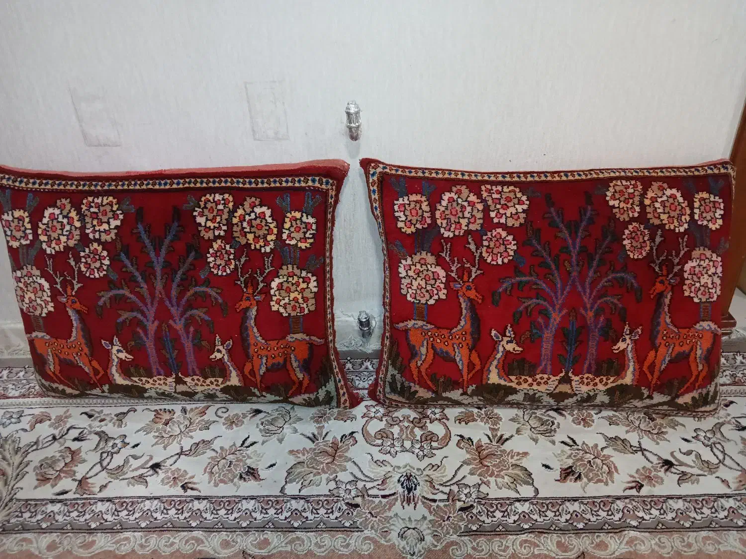 پشتی دستباف|پشتی|مشهد, تربیت (صدف)|دیوار