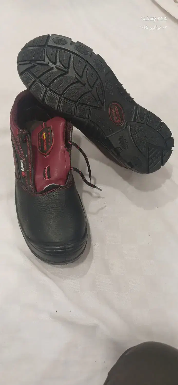 کفش ایمنی|کیف، کفش، کمربند|قائن, |دیوار