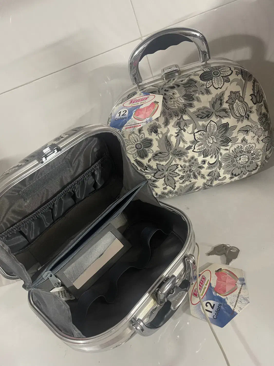 چمدان وسایل عروس و داماد مسافرتی|کیف، کفش، کمربند|بومهن, |دیوار