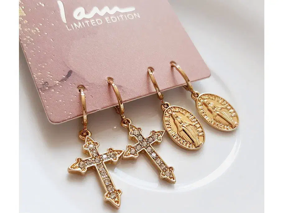 گوشواره حلقه ای دو جفتی با آویز صلیب طلایی|بدلیجات|اسلامشهر, شهرک مهدیه|دیوار