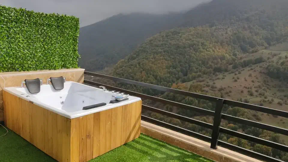 کلبه دو خوابه همراه با جکوزی ویو عبدی|اجارهٔ کوتاهمدت ویلا و باغ|مرزنآباد, |دیوار