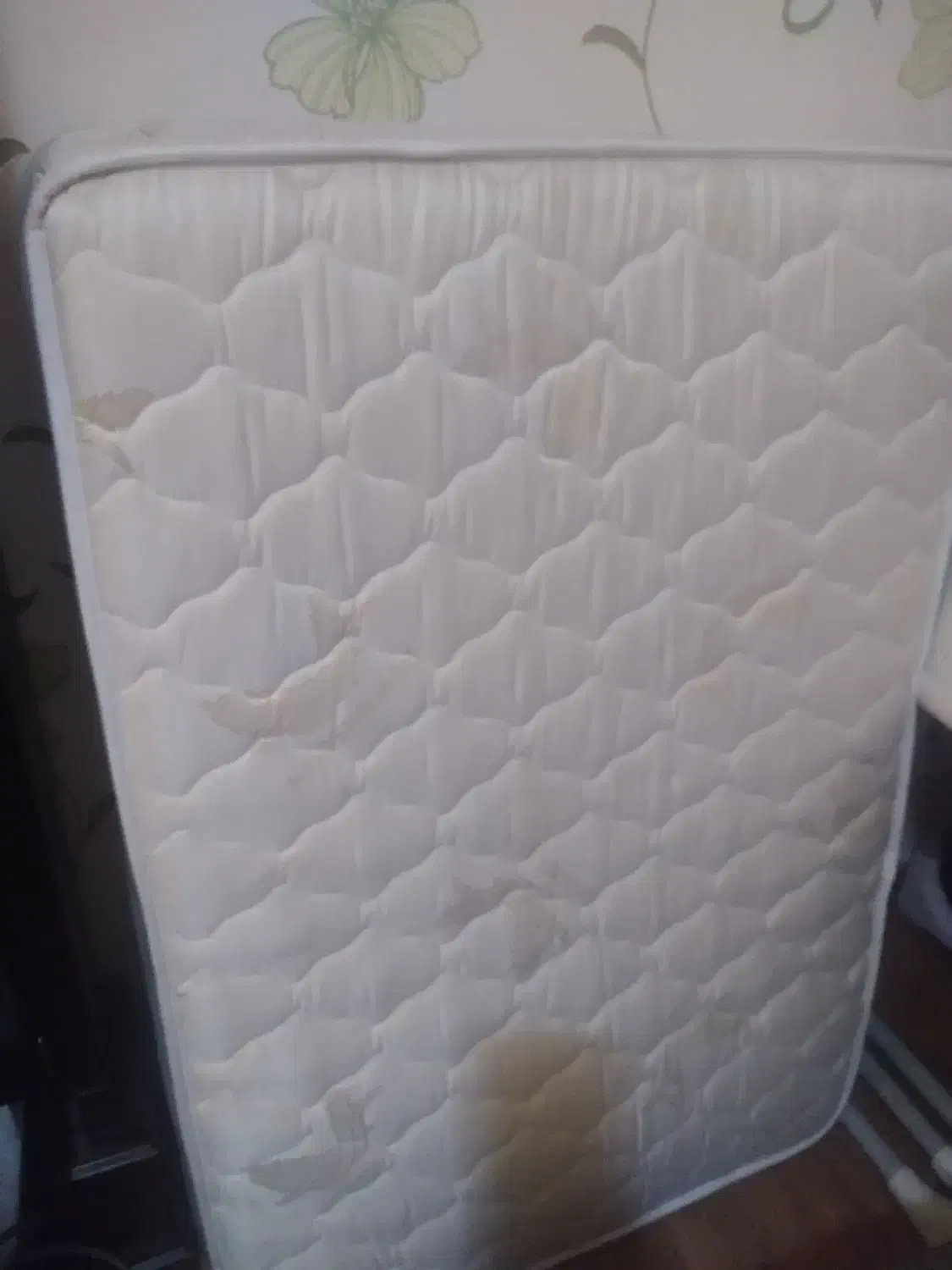 خوشخواب نو|تشک تختخواب|ساری, |دیوار