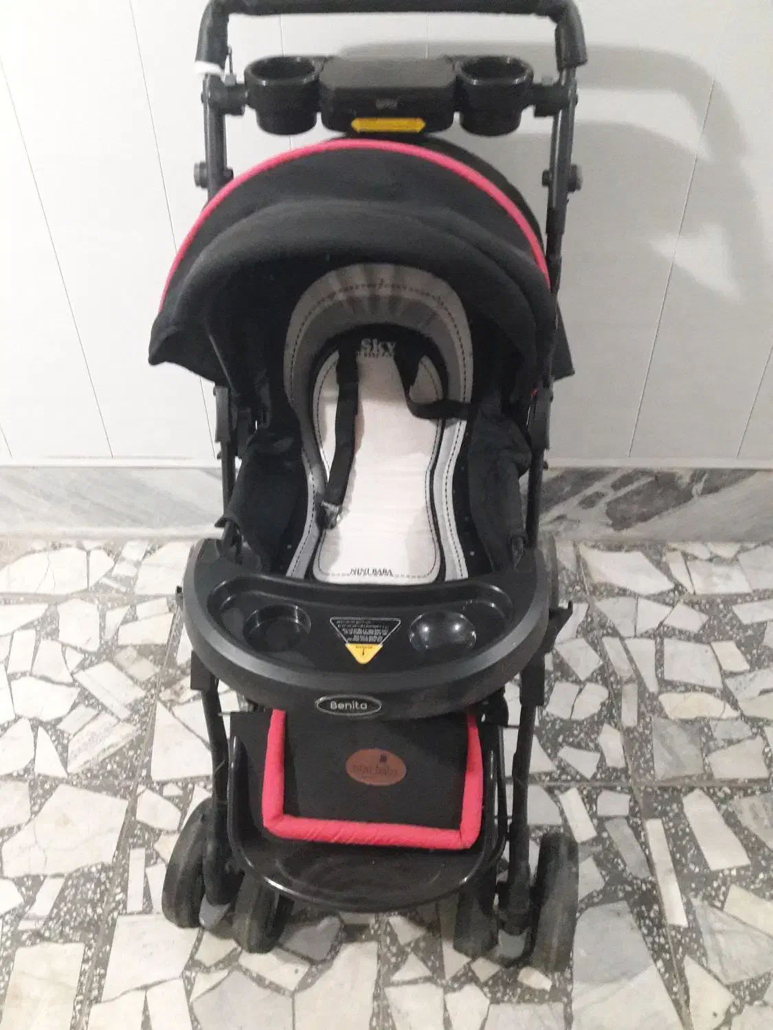 کالسکه دلیجان|کالسکه و لوازم جانبی|لاهیجان, کاروانسرابر|دیوار