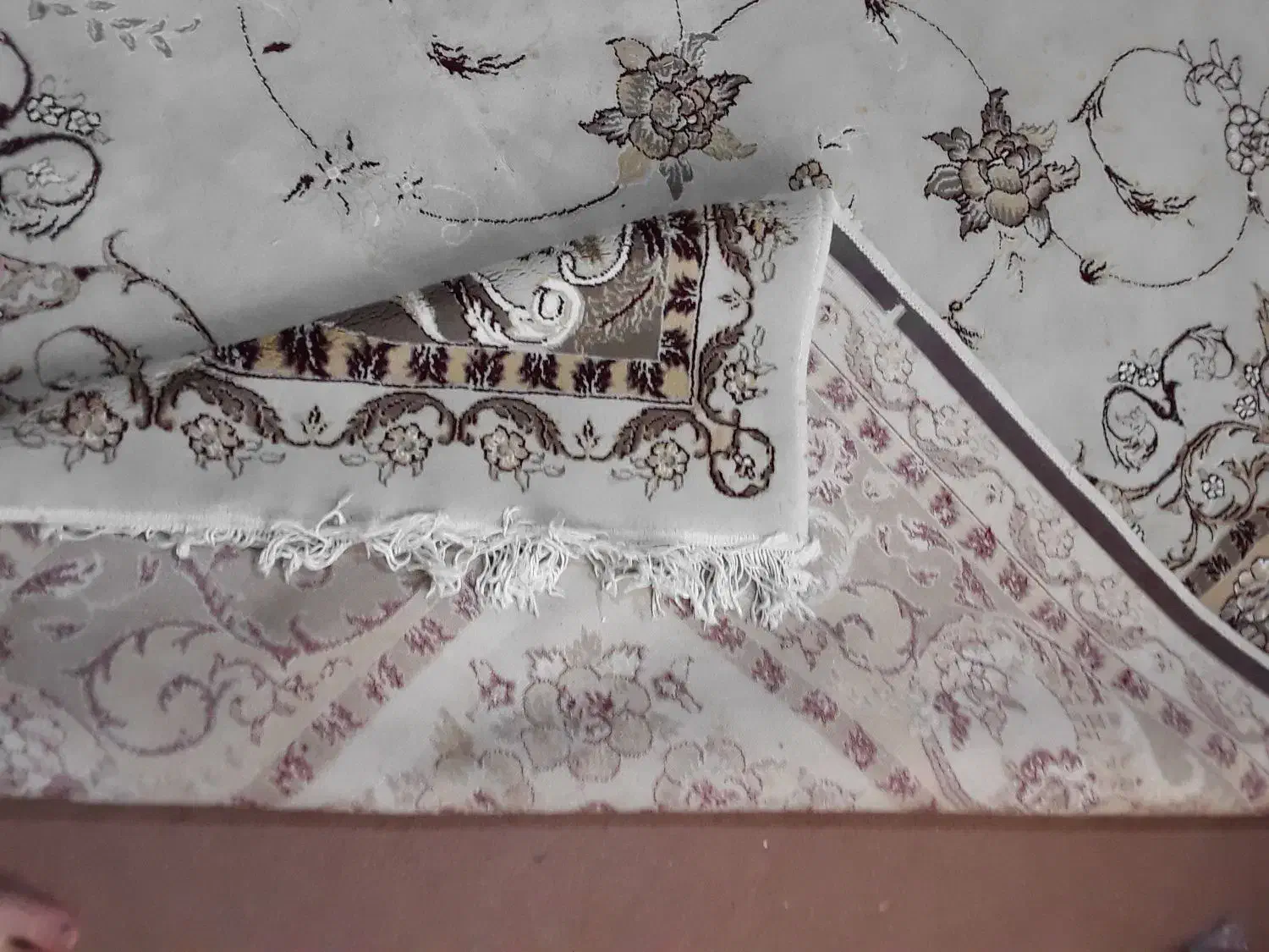 یک جفت فرش ‌کرم‌به‌فروش‌میرسد|فرش|تربت جام, حافظ|دیوار