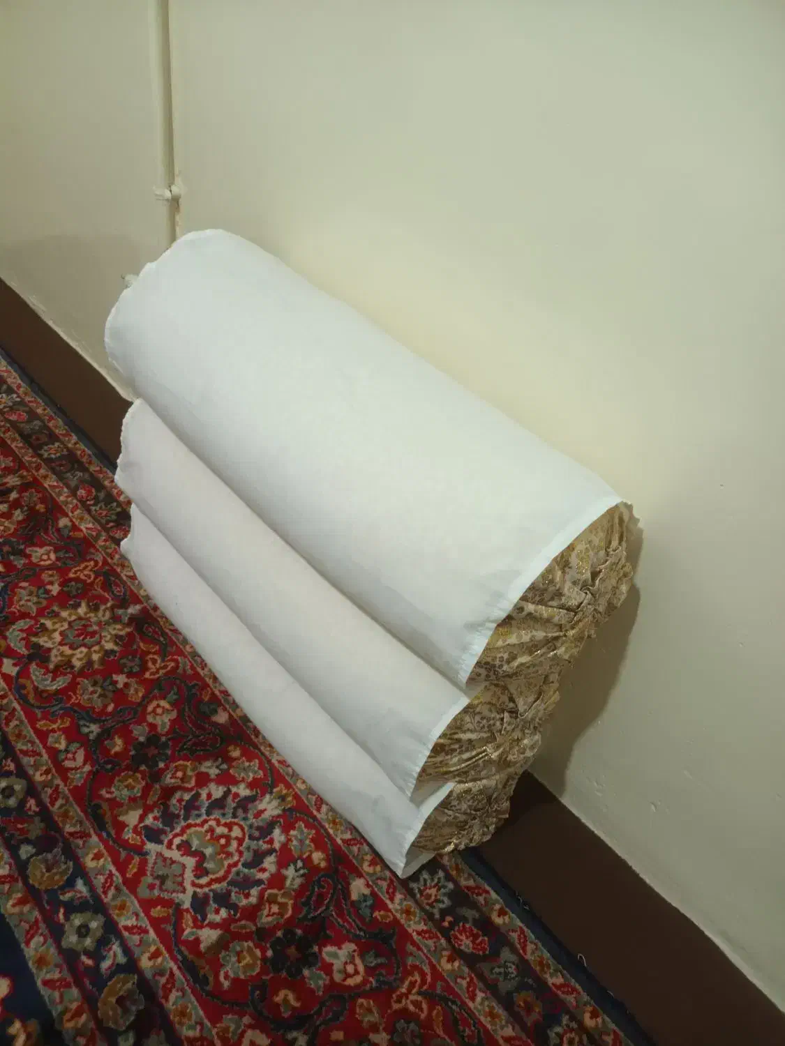 بالشت|رختخواب، بالش، پتو|هرسین, |دیوار