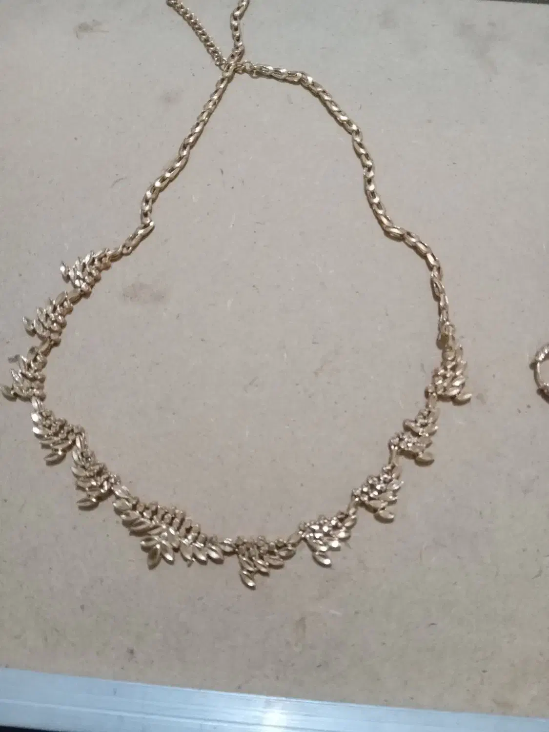 گردنی با گوشواره|جواهرات|نیشابور, گنبد سبز|دیوار