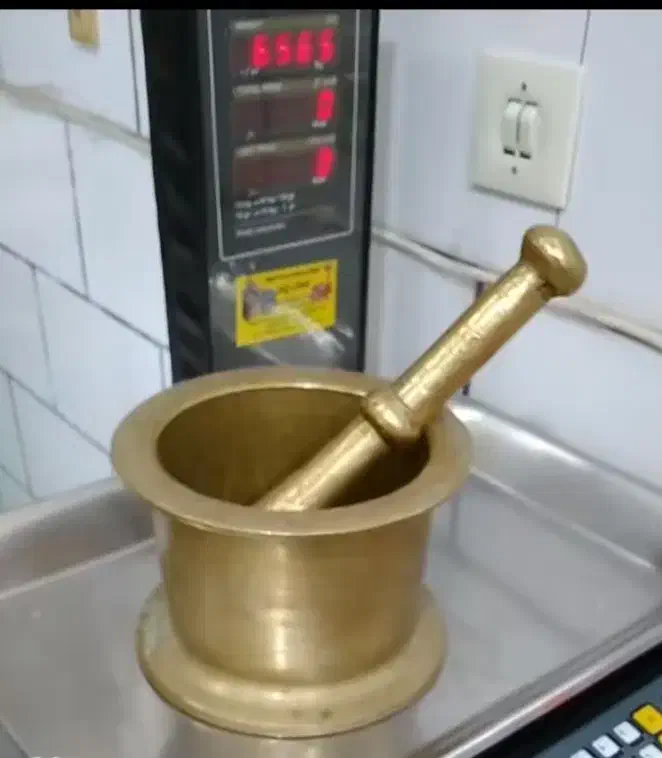 هاونگ برنجی دسته دار قدیمی|ظروف سرو و پذیرایی|مراغه, |دیوار