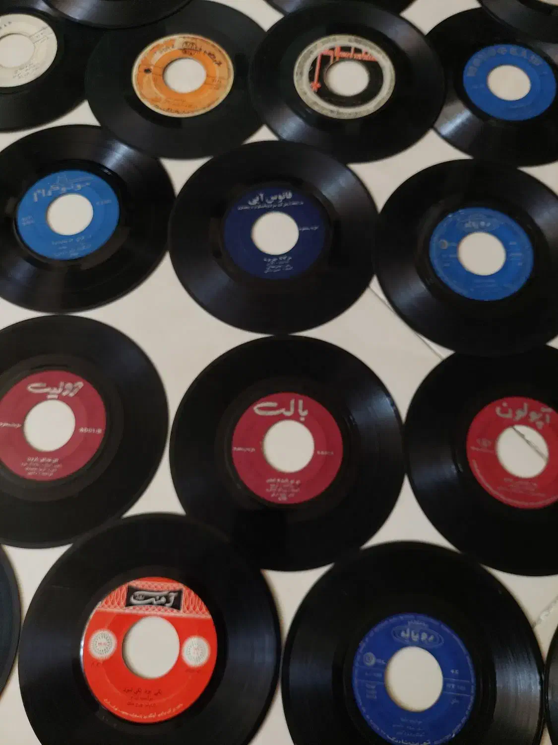 صفحه گرام ایرانی|فیلم و موسیقی|تهران, فلسطین (میدان انقلاب)|دیوار