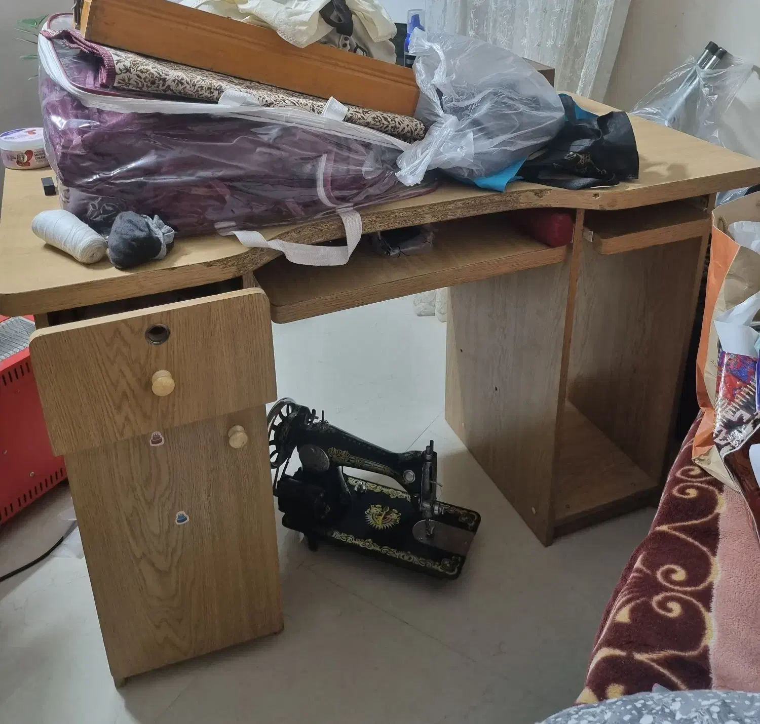 میز کامپیوتر چوبی ،شکستگی نداره وسالم هستش|میز تحریر و کامپیوتر|مشهد, جاهد شهر|دیوار