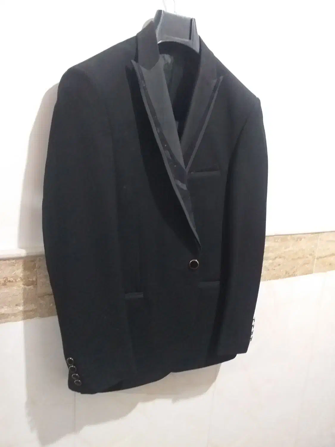 سه دست کت وشلوار|لباس|قم, قلعه یزدیها|دیوار