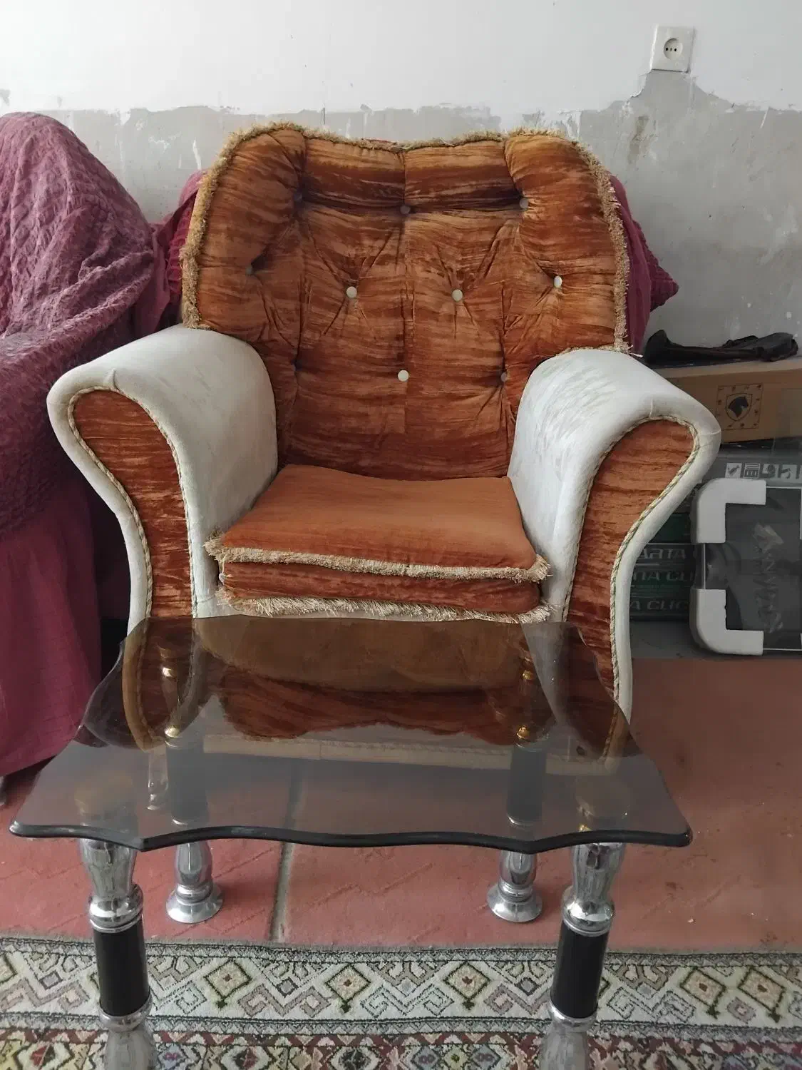 مبل راحتی ۷نفره  ۳عدد جلومبلی شیشه‌ای  تمیز|مبلمان خانگی و میز عسلی|اهر, |دیوار