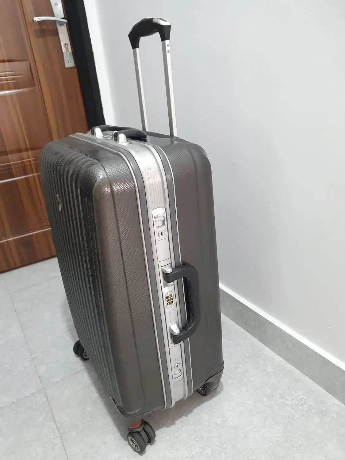 چمدون صندوقی ۱۸۰۰۰۰۰|کیف، کفش، کمربند|آستارا, |دیوار