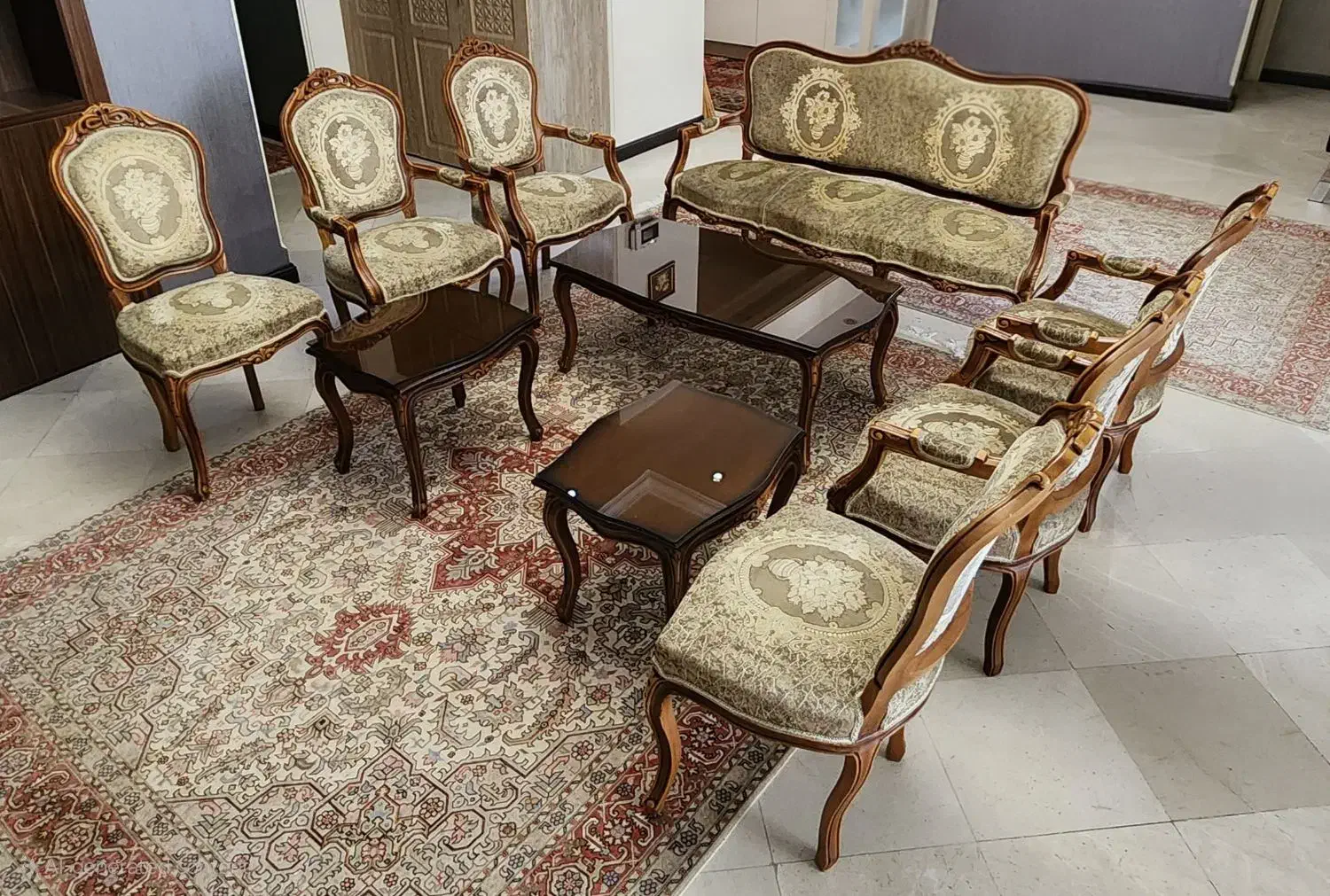 مبل استیل آلمانی ۹ نفره دو میز عسلی و یک جلو مبلی|مبلمان خانگی و میز عسلی|تهران, تهران‌ویلا|دیوار