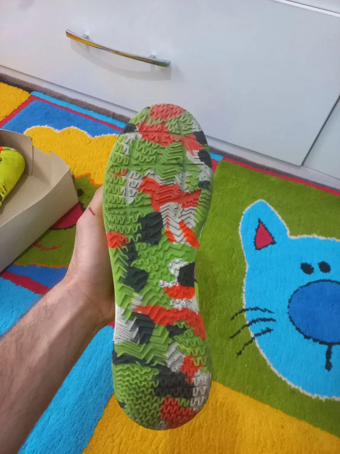 کتونی سالنی و توپ والیبال|تجهیزات ورزشی|سنگر, |دیوار