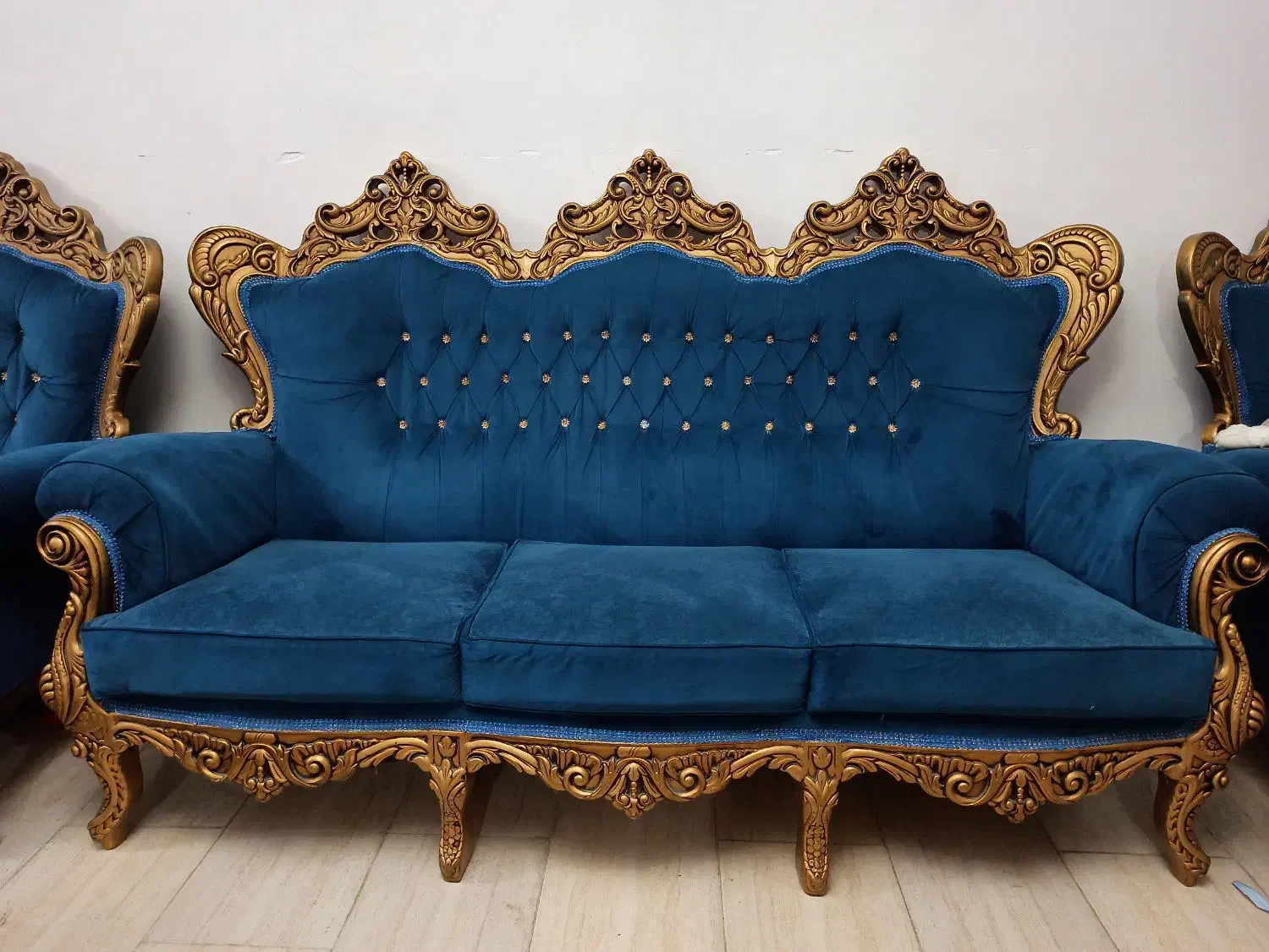 مبل سلطنتی ۹ نفره همراه با جلو مبلی ودوتا میز عسلی|مبلمان خانگی و میز عسلی|آستانه اشرفیه, |دیوار