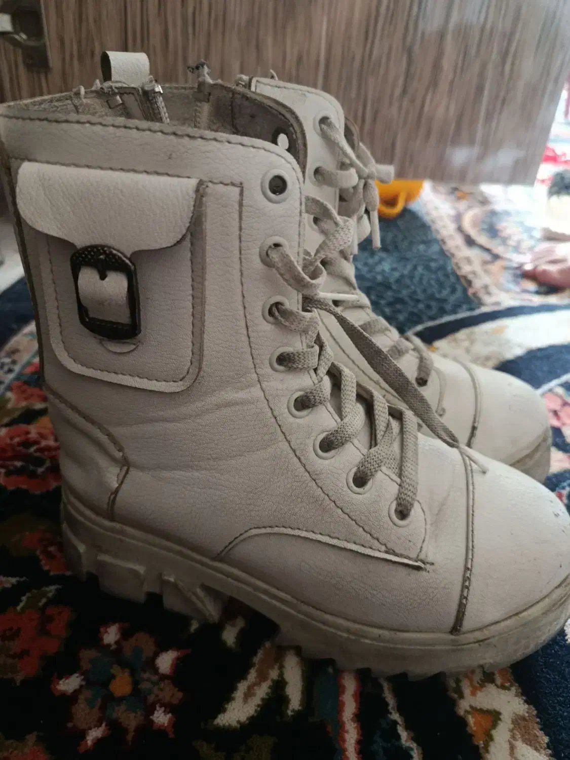 کفش|کیف، کفش، کمربند|گلبهار, شهر جدید گلبهار|دیوار