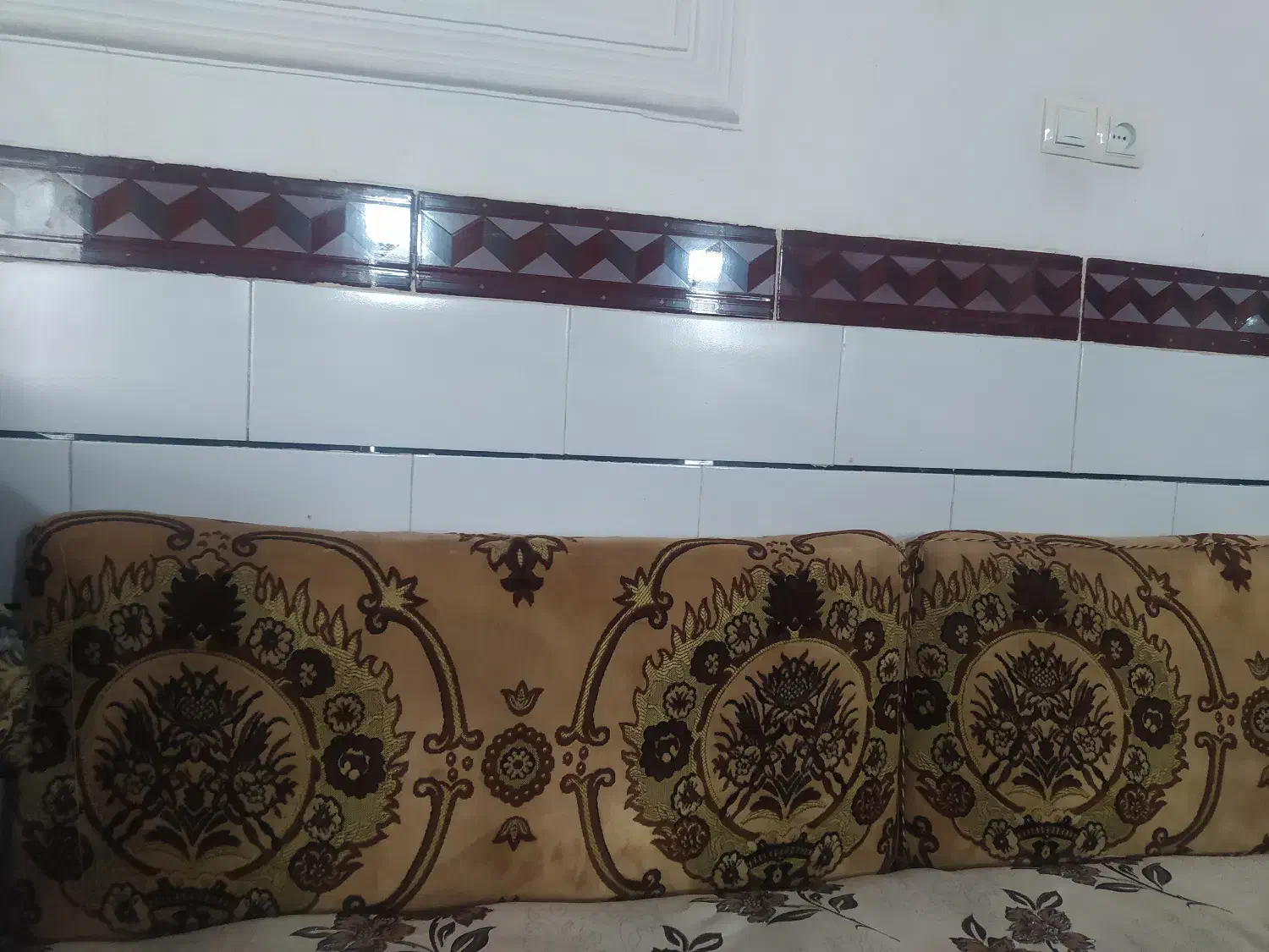 سه عدد پشتی|پشتی|بم, |دیوار