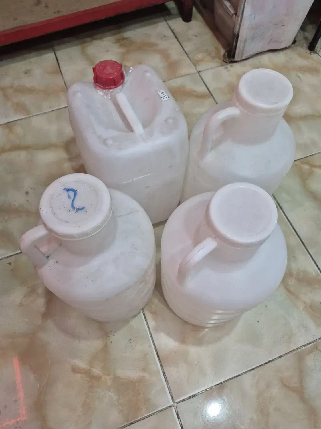 فروش دبه و گالن|ظروف نگهدارنده، پلاستیکی، یک‌بارمصرف|میانه, |دیوار