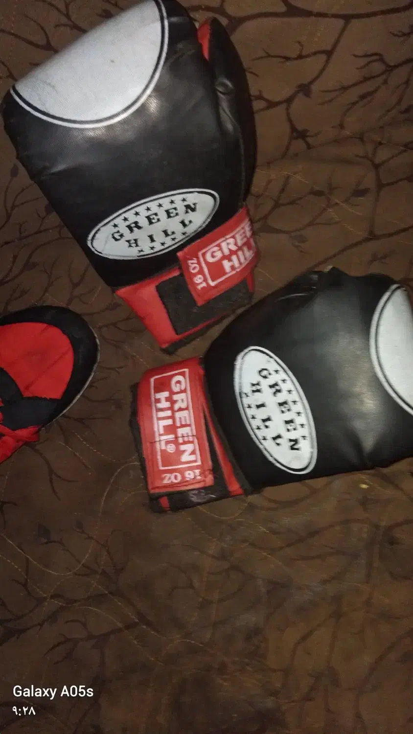 دستکش بوکس و کفش کتونی ورزشی( ست اصل ویتنام)|کیف، کفش، کمربند|گنبد کاووس, |دیوار