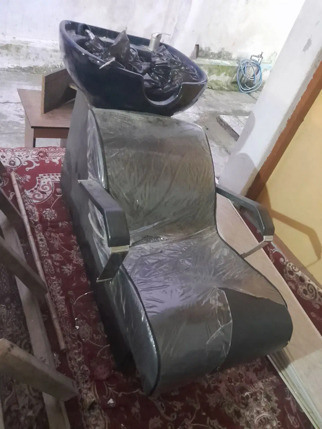 یک عدد سرشور.یک عدد صندلی چرخ دار|آرایشگاه و سالن‌های زیبایی|رشت, شالکو|دیوار