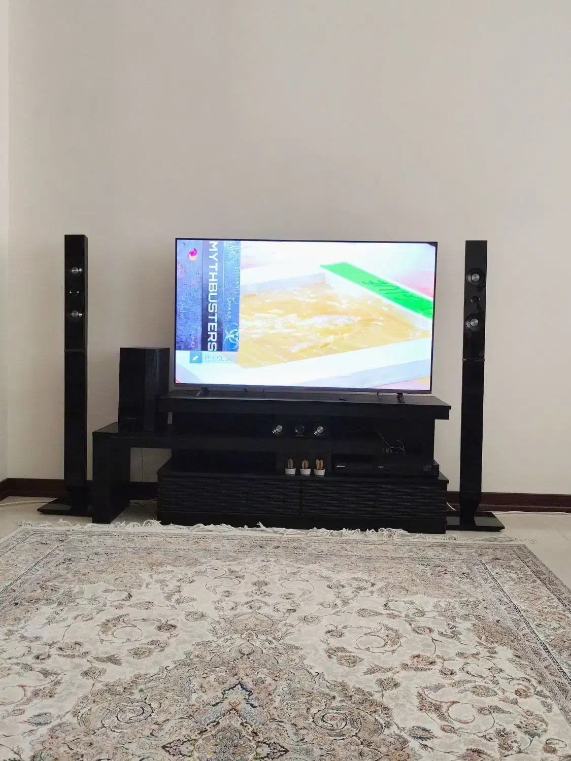 میز تلویزیون|میز تلویزیون|پرند, فاز ۳|دیوار