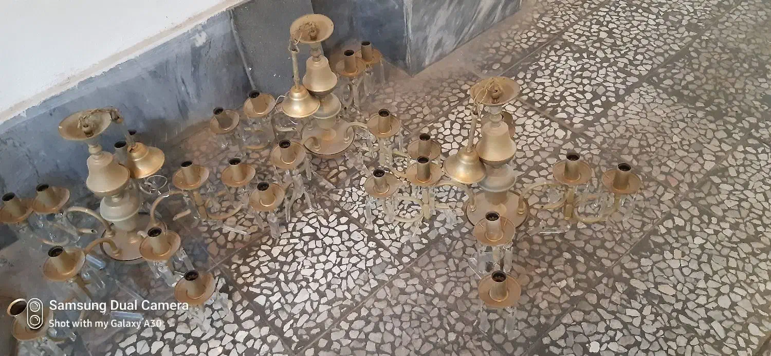 لوستر برنجی،دوعدد چهار شعله و یکعدد پنج شعله|لوستر و چراغ آویز|ساری, |دیوار