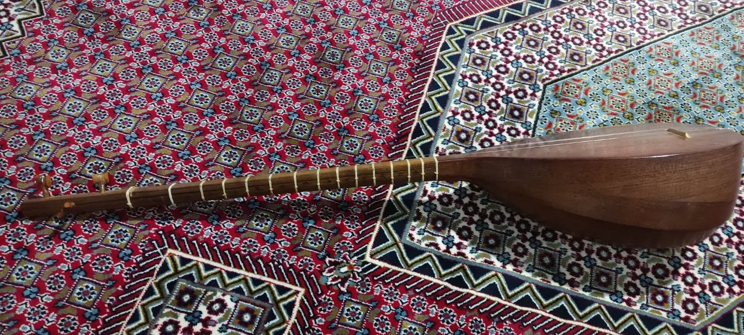 تنبور دست ساز|سازهای سنتی|صحنه, |دیوار