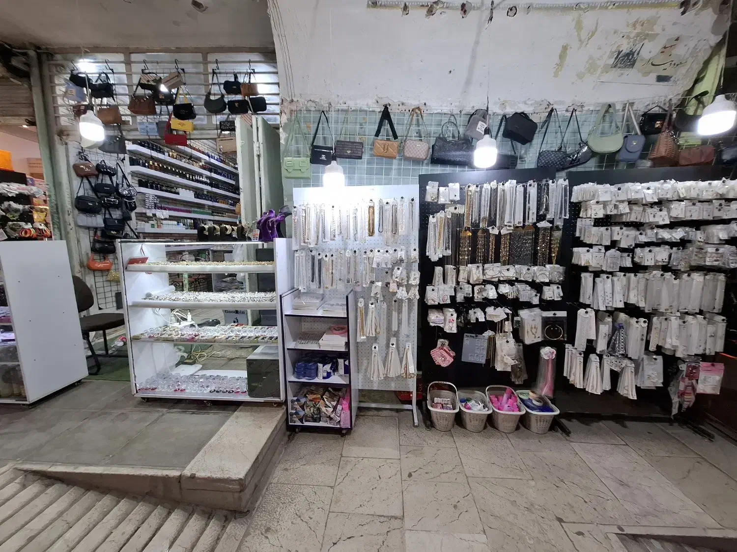 به همکار خانم  (کارگر ساده) نیازمندیم|استخدام خدمات فروشگاه و رستوران|کرمان, |دیوار