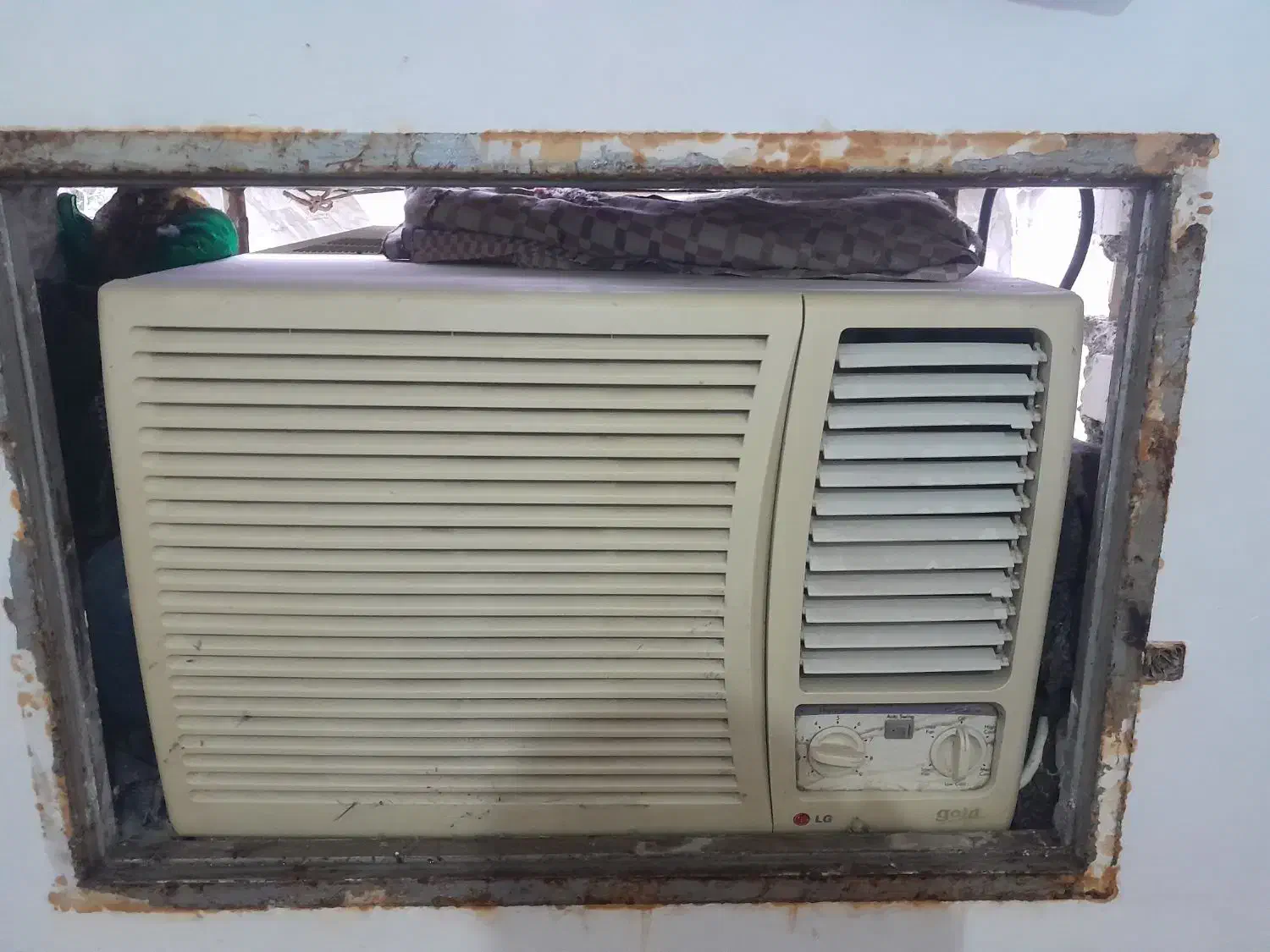 کولر پنجره ای|کولر گازی و فن‌کوئل|نگین شهر, |دیوار