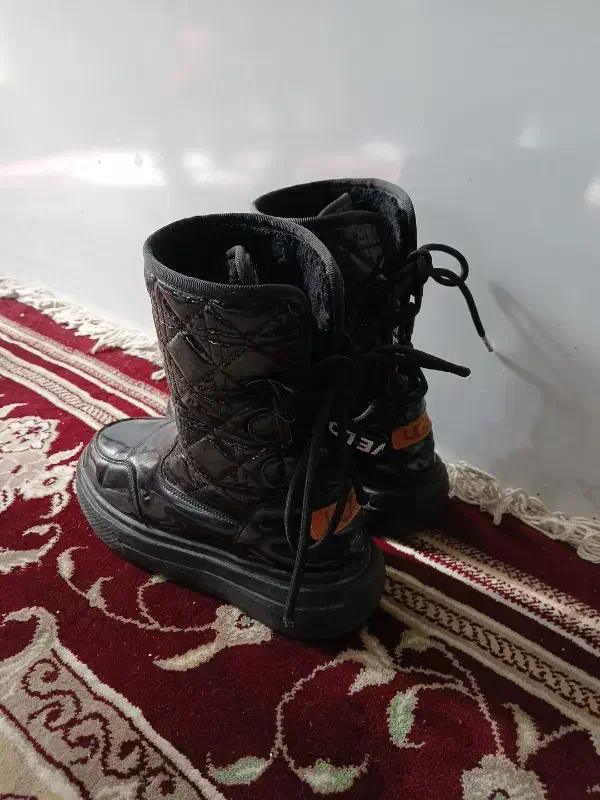 پوتین|کفش و لباس بچه|شیراز, سیاه سنگ|دیوار