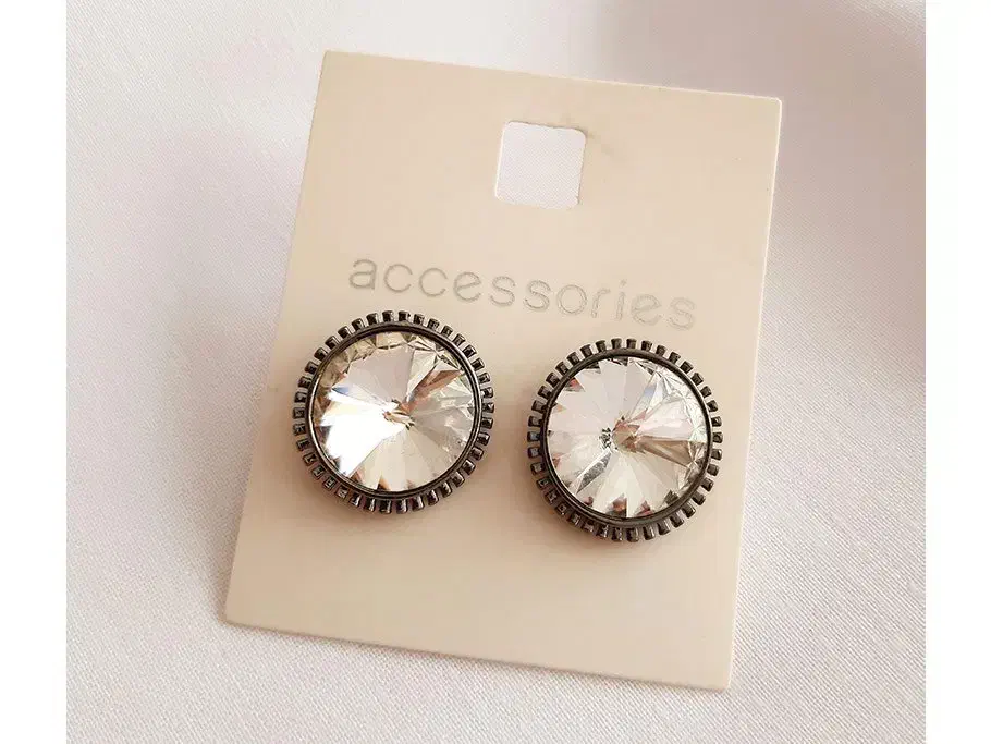 گوشواره میخی تکی نگینی سفید شیک و جذاب|بدلیجات|رشت, منظریه|دیوار