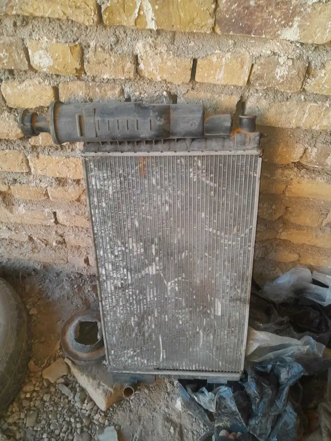 رادیات پژو و لاستیک بنز تک|قطعات یدکی و لوازم جانبی|تربتحیدریه, سرمحله|دیوار