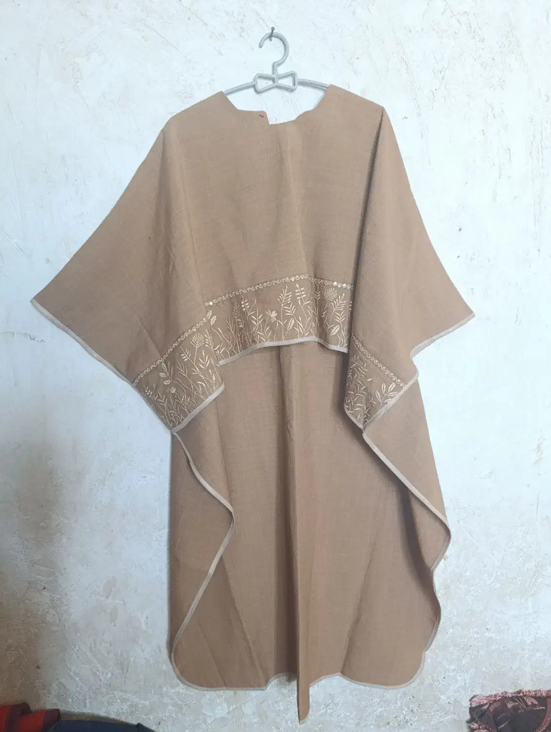 پانچوی بلند و دامن|لباس|بهبهان, |دیوار