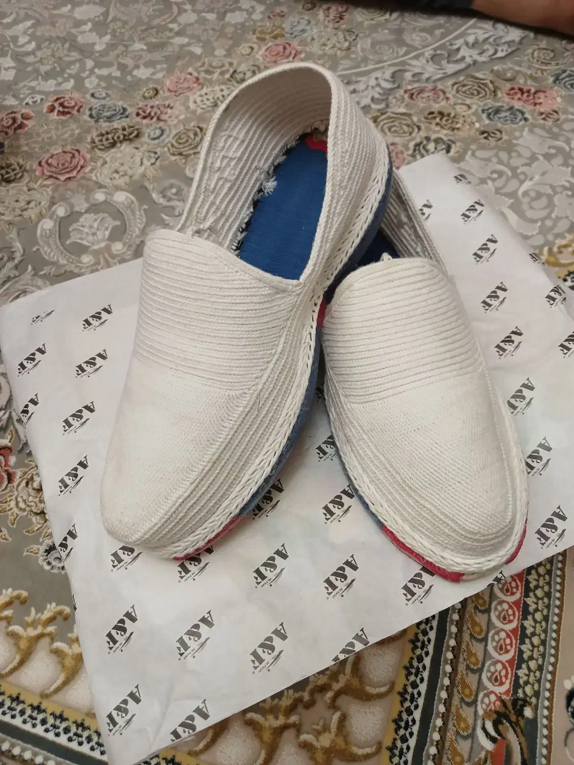 گیوه کلاش (کردی)|کیف، کفش، کمربند|آباده, |دیوار