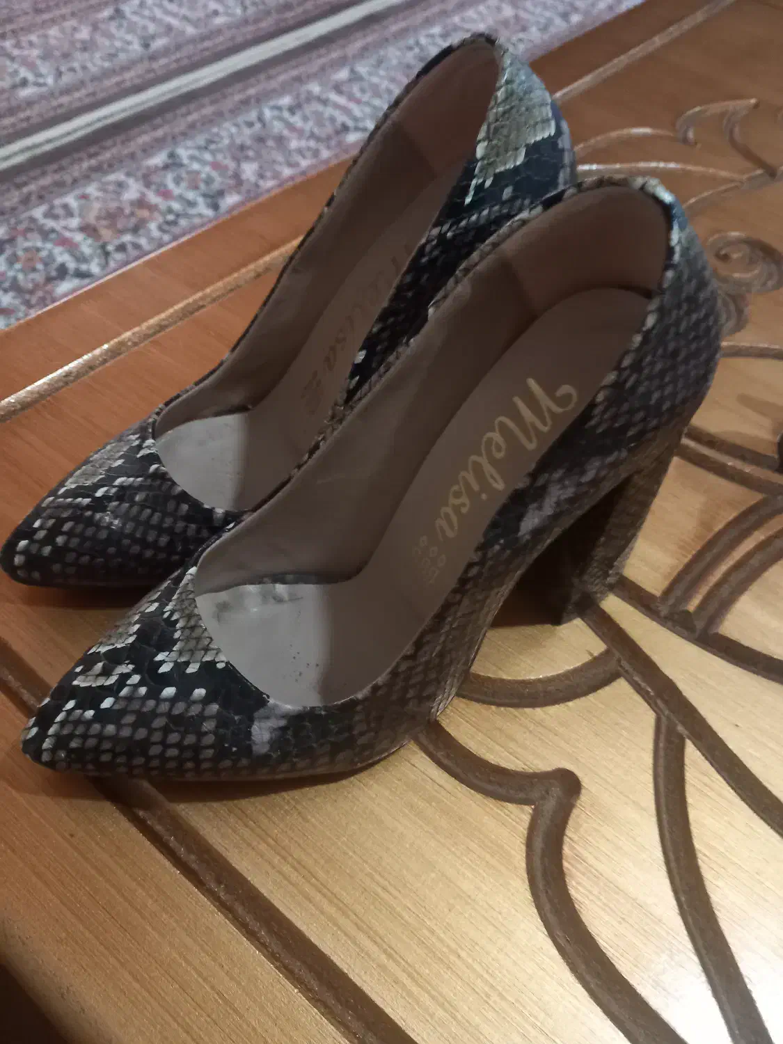 کفش مجلسی|کیف، کفش، کمربند|ماکو, |دیوار