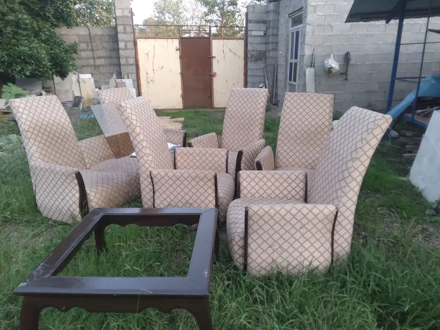 مبل به همراه جلو مبلی|مبلمان خانگی و میز عسلی|خمام, |دیوار