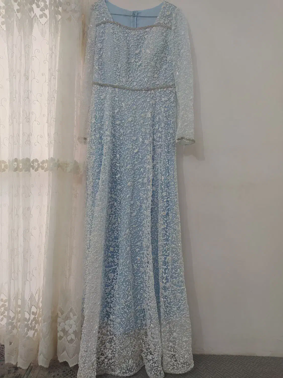 لباس مجلس|لباس|ماسال, |دیوار