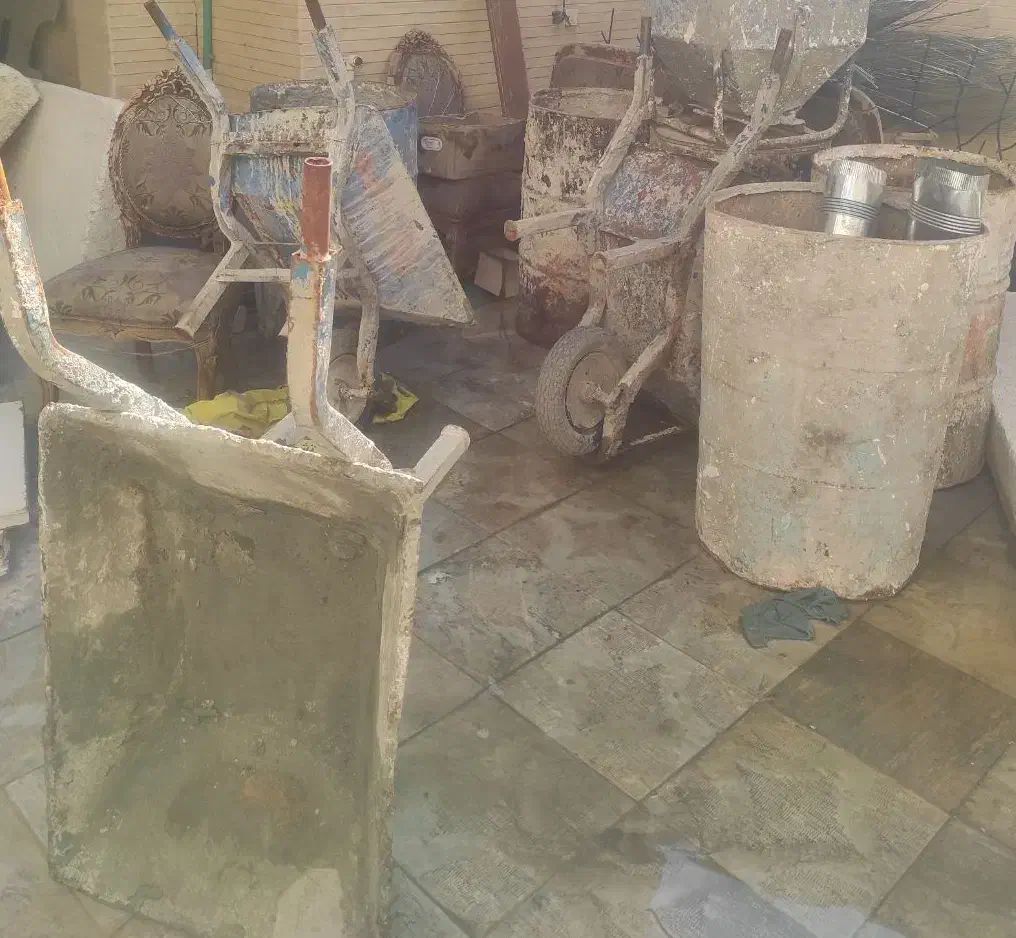 تعدادی بشکه و فرغون|مصالح و تجهیزات ساختمان|اصفهان, نقش جهان|دیوار