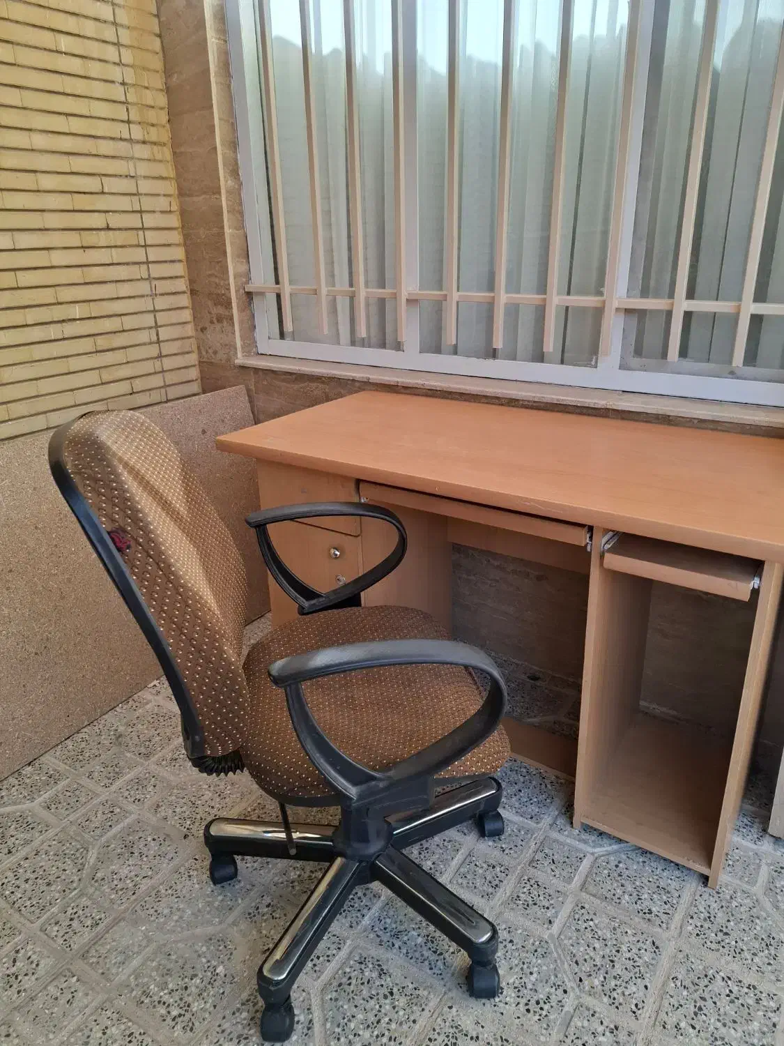 میز تحریر به همراه صندلی چرخدار|میز تحریر و کامپیوتر|شاهینشهر, شهرک گلدیس|دیوار