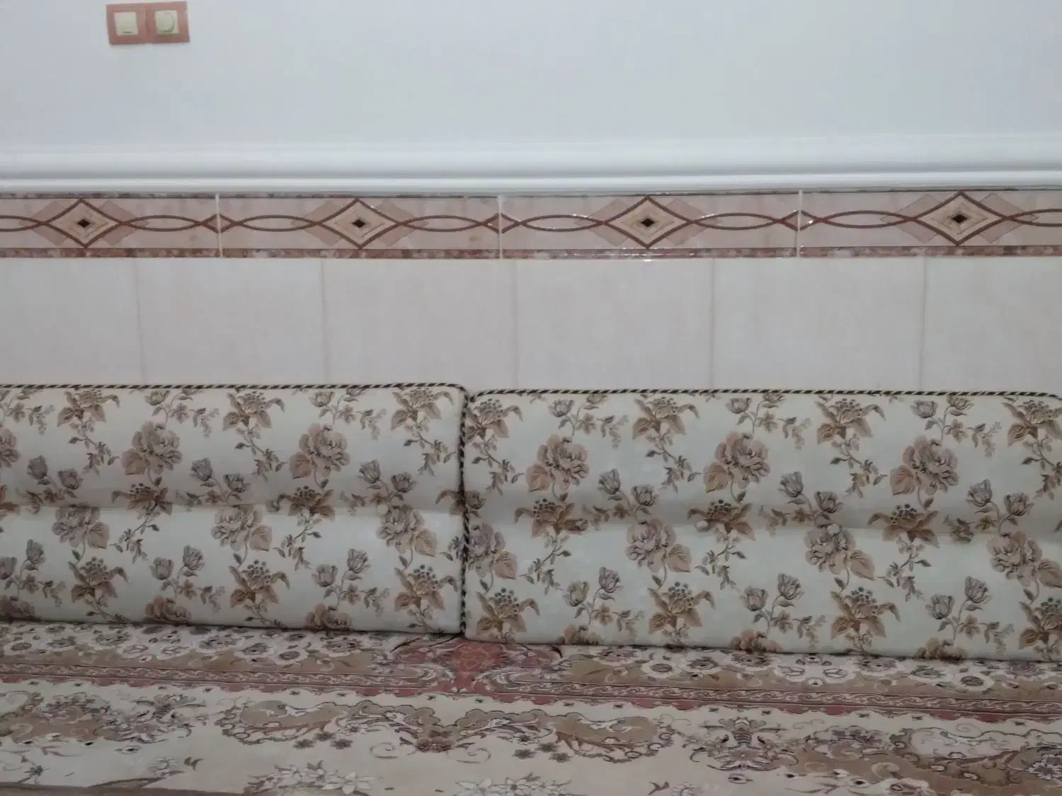 بالشت|رختخواب، بالش، پتو|کاکی, |دیوار