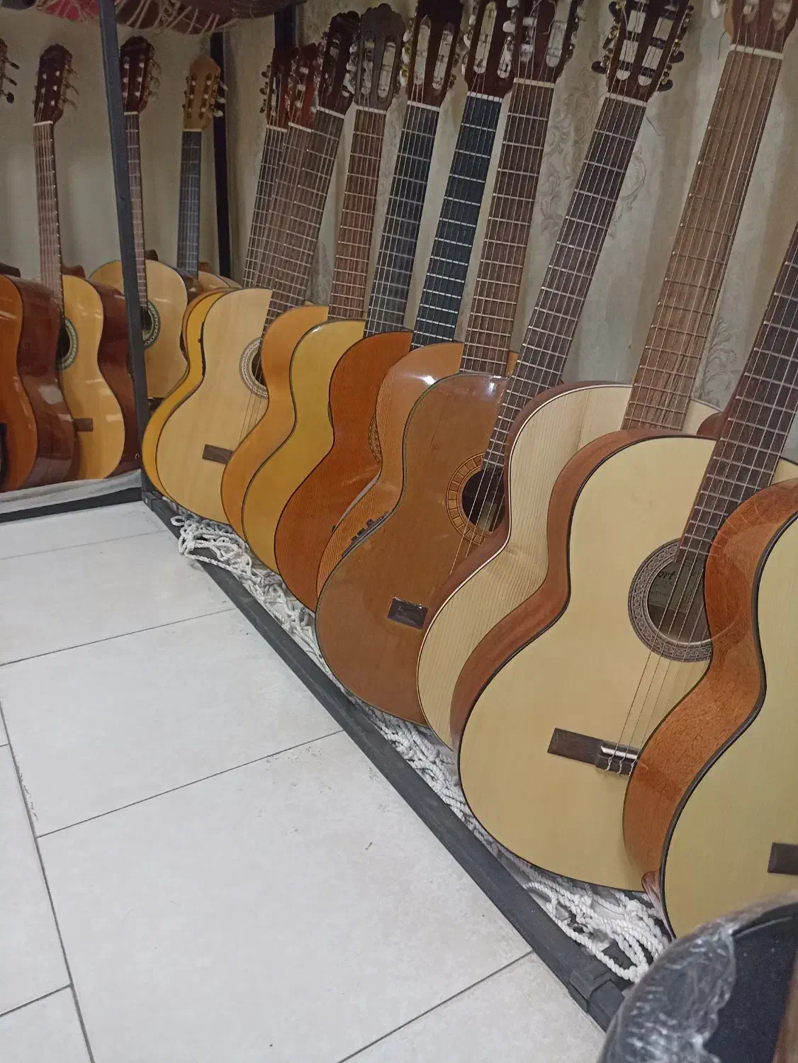 تدریس تخصصی گیتار|خدمات آموزشی|کاشان, میدان کهنه|دیوار