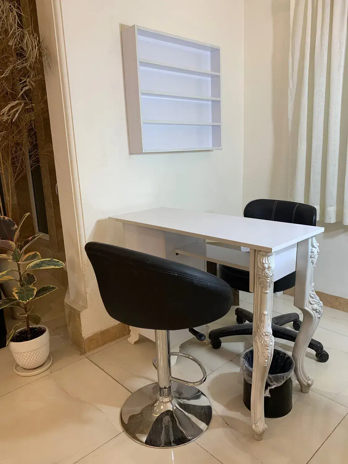 اجاره صندلی و میز ناخن در سالن زیبایی|خدمات آرایشگری و زیبایی|رشت, جهاد|دیوار