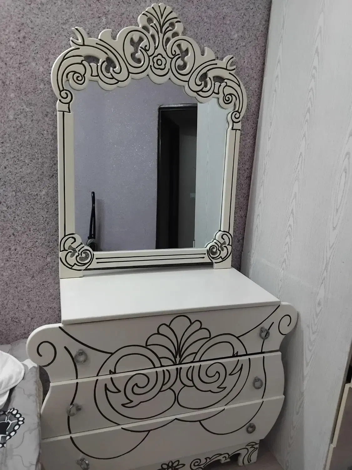 تخت دونفره ومیز آرایش باآینه و پاتختی|تخت و سرویس خواب|چابهار, |دیوار