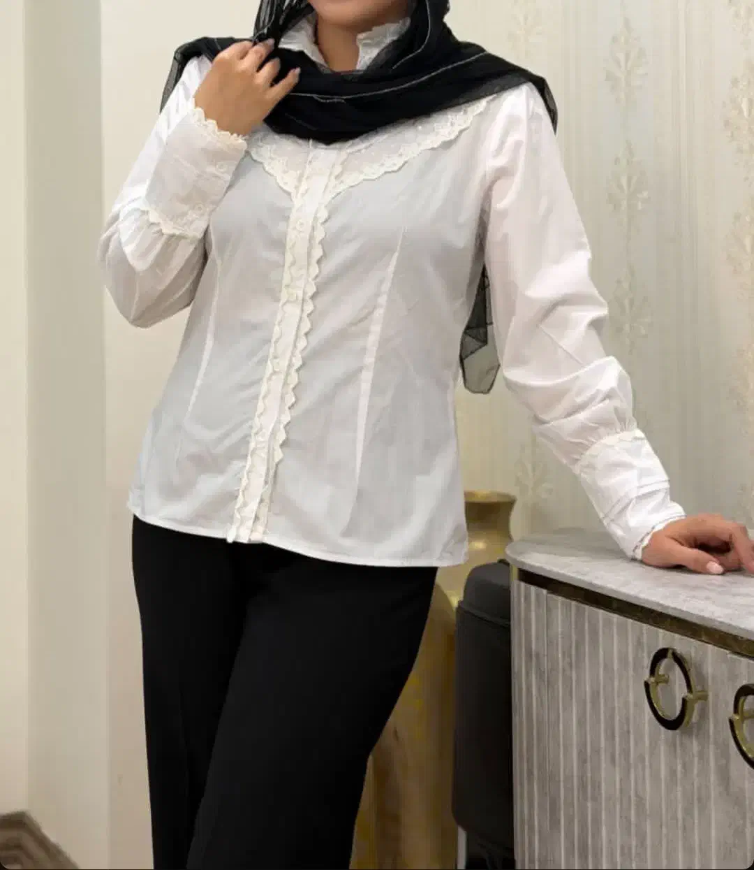 شومیز|لباس|رشت, عینک|دیوار