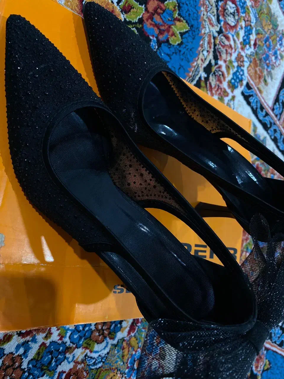 کفش مجلسی|کیف، کفش، کمربند|پرند, فاز ۵|دیوار