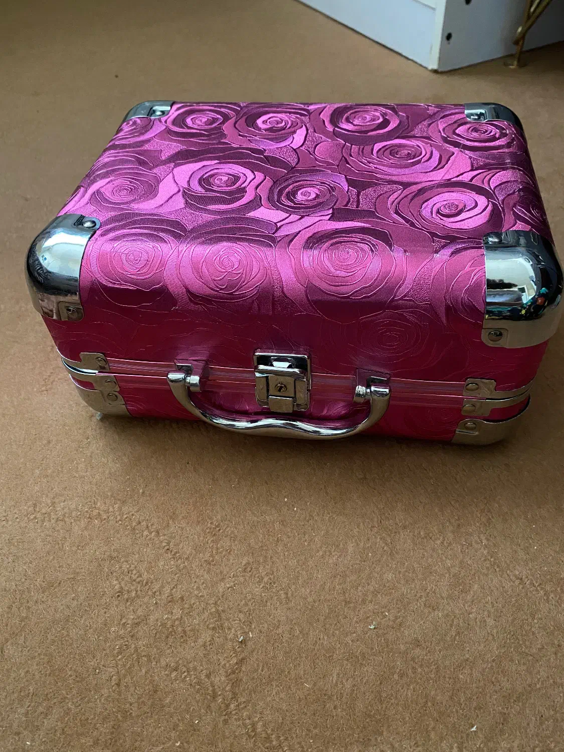 جعبه|آرایشگاه و سالن‌های زیبایی|سیرجان, |دیوار