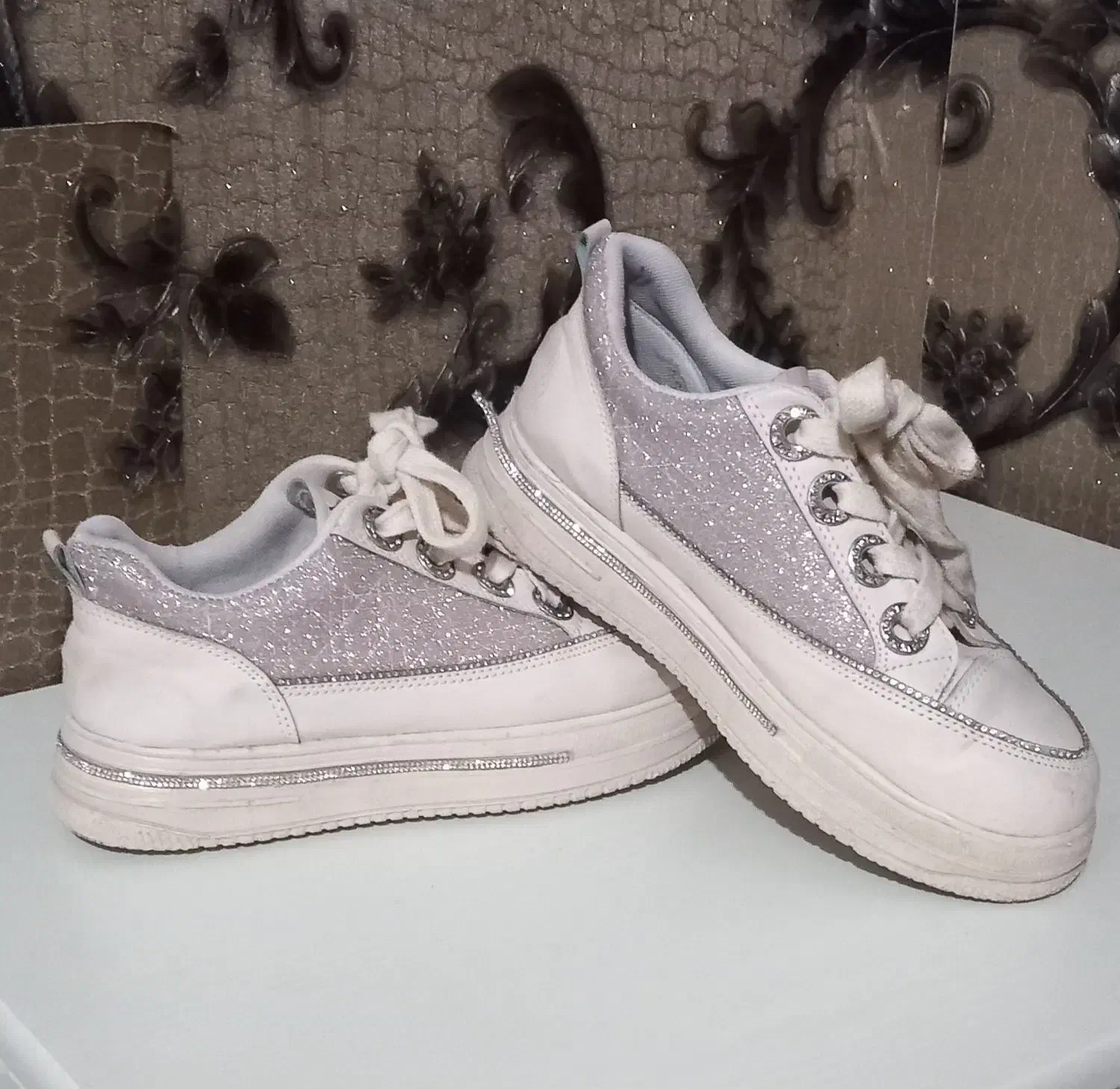 کفش|کیف، کفش، کمربند|خوی, |دیوار