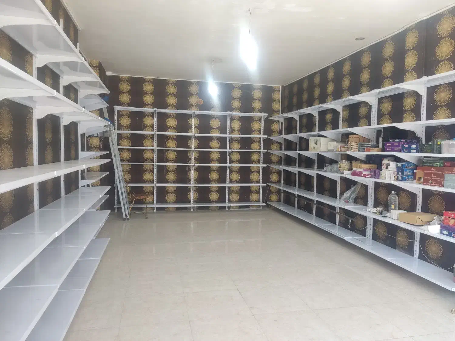 مغازه ۴۵ متری با امکانات|اجارهٔ مغازه و غرفه|اصفهان, بهاران|دیوار