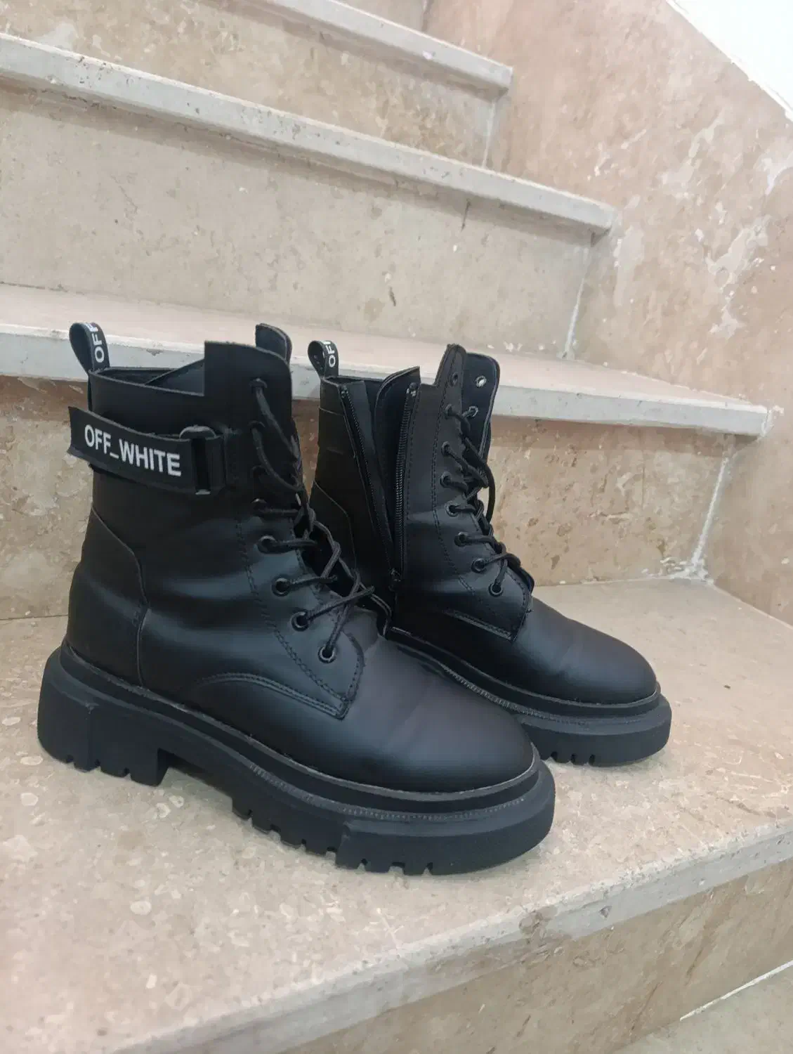 بوت نو|کیف، کفش، کمربند|میانه, |دیوار