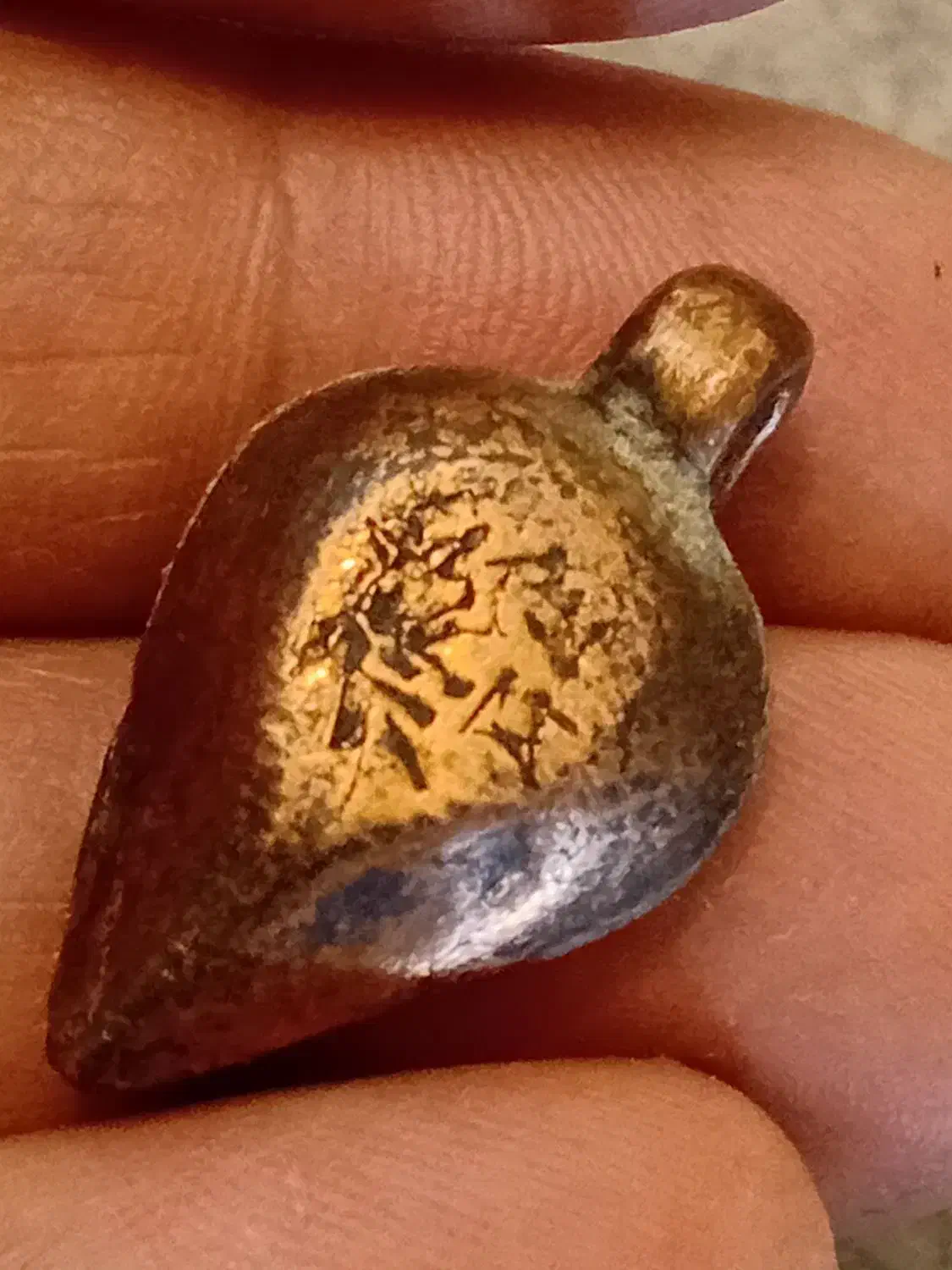 آویز هخامنشی خط میخی|کلکسیون اشیاء عتیقه|تهران, قنات‌کوثر|دیوار